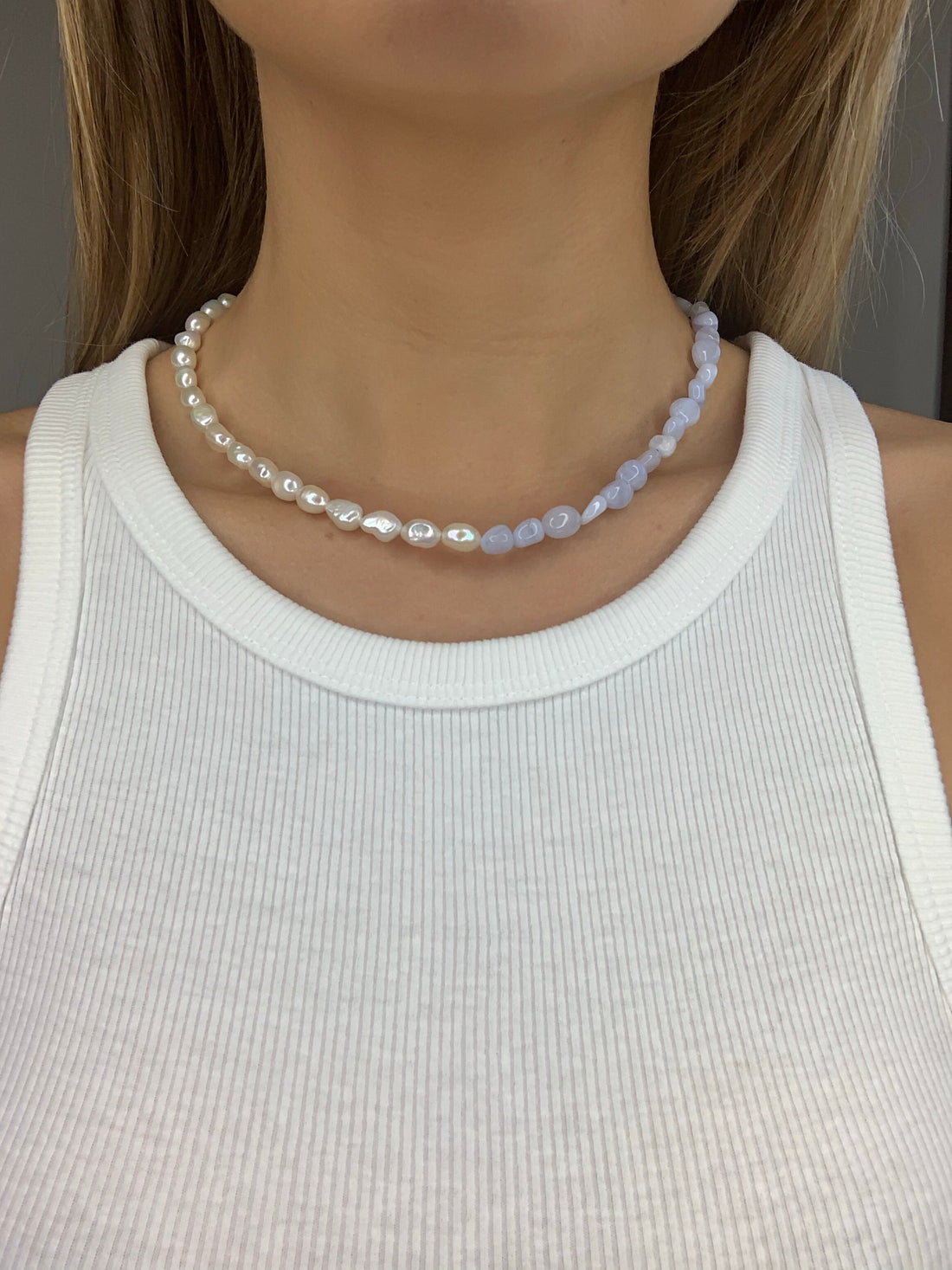 Collana a due storie