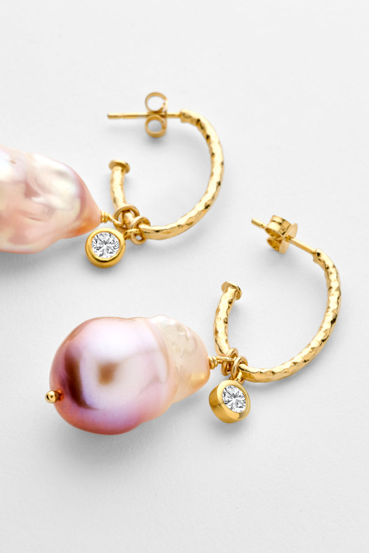 Nuove Orecchini Pendenti In Perla Dorata E Diamante 9 Mm In Oro 14K Nuove Orecchini Pendenti In Perla Dorata E Diamante 9 Mm In Oro 14K